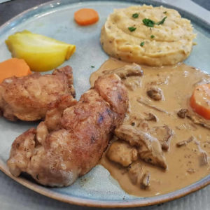 Ris de veau, écrasé de pomme de terre à la truffe et sauce girolles