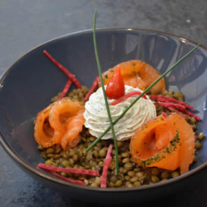 Salade de lentilles, saumon gravlax, crème aneth
